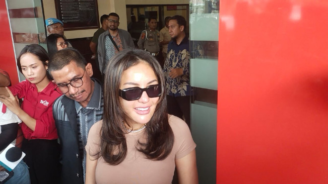 Datangi Polres Jaksel Pakai Baju Ketat, Nikita Mirzani Jadi Saksi Asusila dan Aborsi yang Menyeret Vadel